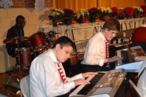 estudiantes que tocan el teclado y la batería en la educación musical