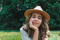 La fe en un sombrero al aire libre sonriendo