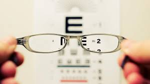 Foto de las gafas y la tabla optométrica
