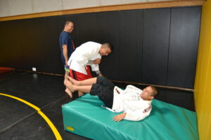 Sam empujó a su compañero de judo, Anderson, durante la práctica de judo. 